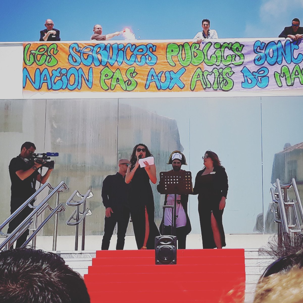 obenkemoun's tweet photo. Les cheminots en grève à Cannes organisent leur tapis rouge et remise de prix . Et le gagnant est #MacronLeon #SNCF https://t.co/vDnJtOBsnX
