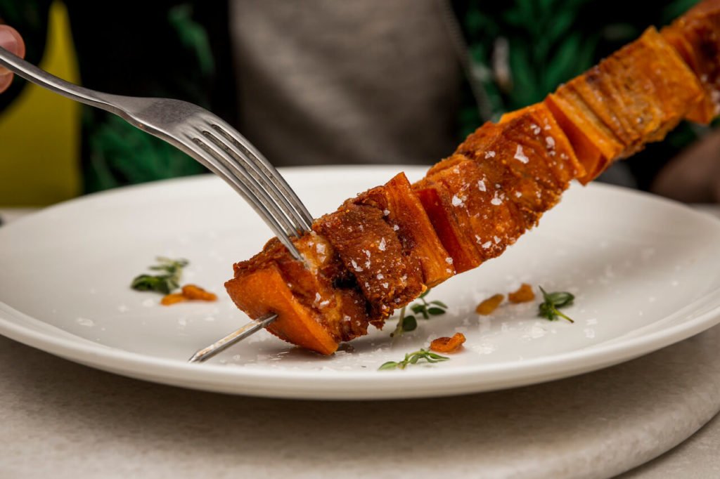 #Picalagartos es una de las terrazas con mejores vistas a la Gran Vía, y cuanta además con propuestas tan castizas como los callos con mongetes o los encurtidos
lagranvida.madriddiferente.com/?p=8992