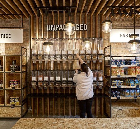 AbbeyClemens's tweet photo. @NaturallyTeam in Holloway Road brilliantly shows that NATURAL is what it stands for: it's name, obvs, the wooden decor, 'unpackaged' self-serve grains and even the staff in aprons reminiscent of grocers and butchers of yore. Plus it's well priced. #retailexperiences #brandvalues https://t.co/lcX3jnj6c9