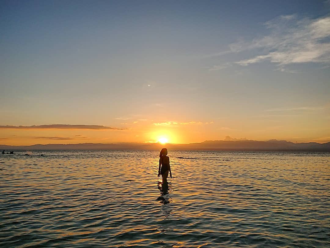 theLakwatsero's tweet photo. Is sunset your favorite color? Head to Basdaku Beach in Moalboal and catch it. Captured mine using Superior Auto feature of Sony Xperia XZ1.
#Moalboal #Cebu #Philippines #XperiaPh https://t.co/wY3JK899sd