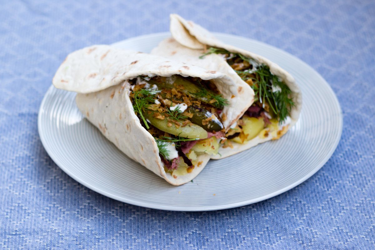 Ataborman's tweet image. Tunnbrödrulle är en förtjusande enkel och smarrig rätt som passar perfekt på sommaren som lunch eller enklare middag, här med härlig smak från tunt skivat rökt viltkött. ow.ly/YKS230k3ZYC #recept #foodporn #flatbread #swedish #swedishfood