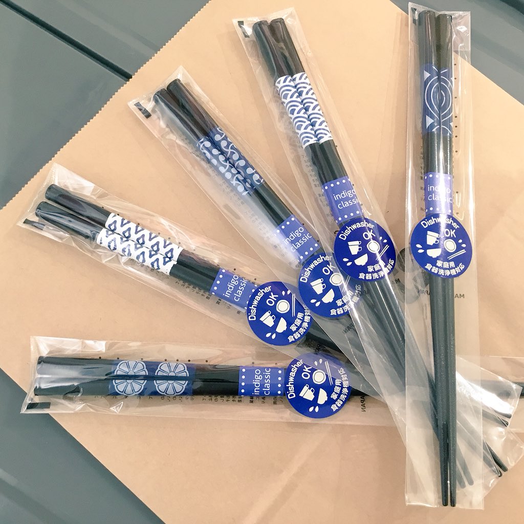 Dotscoppice's tweet photo. 【西海陶器 / Indigo Japan&amp;Classic 食洗箸】
食洗機対応のお箸🥢です。
老若男女問わない和柄のデザインですので、家族ぶん柄違いで揃えるのも良いですね。
��先はすべり止め加工がされています。

#dots #吉祥寺 #和食器 #はし #和柄 #お揃い https://t.co/erJ4vefcmi