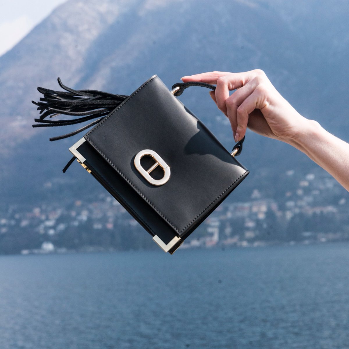Swing into summer with the new Dee Sanremo Crossbody bit.ly/DeeOcleppoHand…