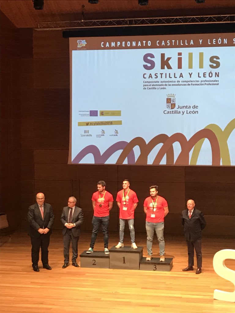 fran_tejero's tweet photo. Enhorabuena para el IES Río Duero de Zamora por sus dos medallas en Electrónica y Tecnología del Automóvil #CYLSKILLS2018 https://t.co/F4T5REGExh