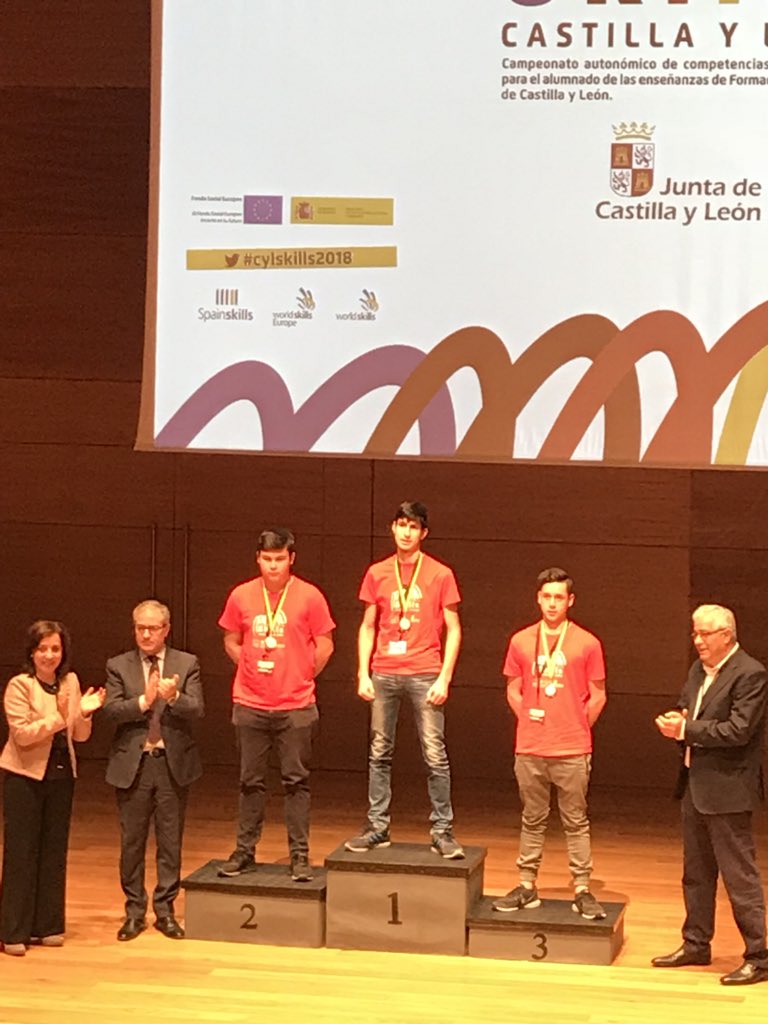 fran_tejero's tweet photo. Enhorabuena para el IES Río Duero de Zamora por sus dos medallas en Electrónica y Tecnología del Automóvil #CYLSKILLS2018 https://t.co/F4T5REGExh