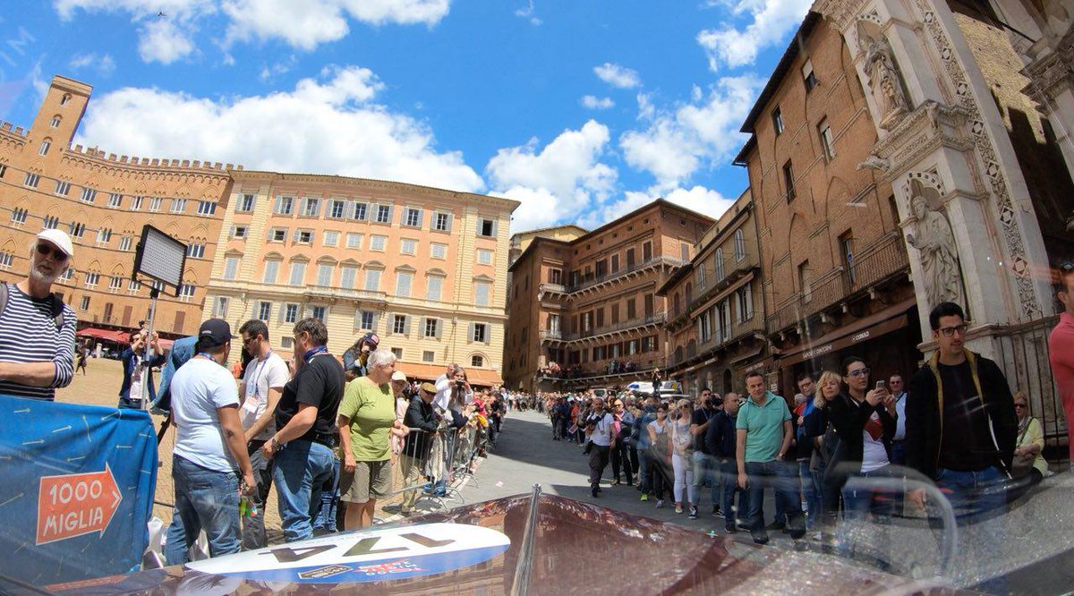 #1000Miglia2018 #TerzaTappa #equipaggio174

#PiazzadelCampo con la sua particolare forma a 'conchiglia' si apre dinnanzi a noi... che meraviglia! 

#ClassicLionsCompetition #GrandeEvento #AciSport  #peugeot #peugeot203 #ZeroTimes #PeugeotMille #AventurePeugeot #PeugeotClassic