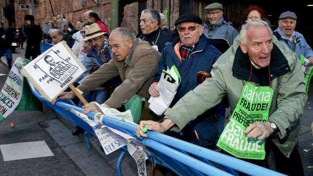Portabales_Hijo's tweet photo. Archivan la investigación de las preferentes de Caja Madrid al no poderse acreditar el engaño?!! Comor!! No te indignes, no vale de nada abuelo, abuela.. Pero cancela la cuenta y el dinero bajo el colchón. #Volveraapasar #Preferentes #RodrigoRato #Corrutos #corrupción #carpetazo https://t.co/rLDpu7ZdMt