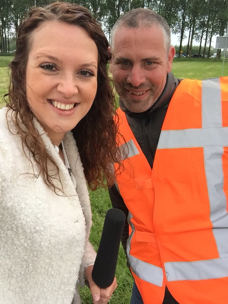 Dit is Douwe! Hij luistert de Opwekking top 100 tijdens het regelen van het verkeer! En ik mocht even zijn taak overnemen, inclusief hestje, je ziet en hoort het later <a href="/1008AM/">Groot Nieuws Radio</a> #opw18