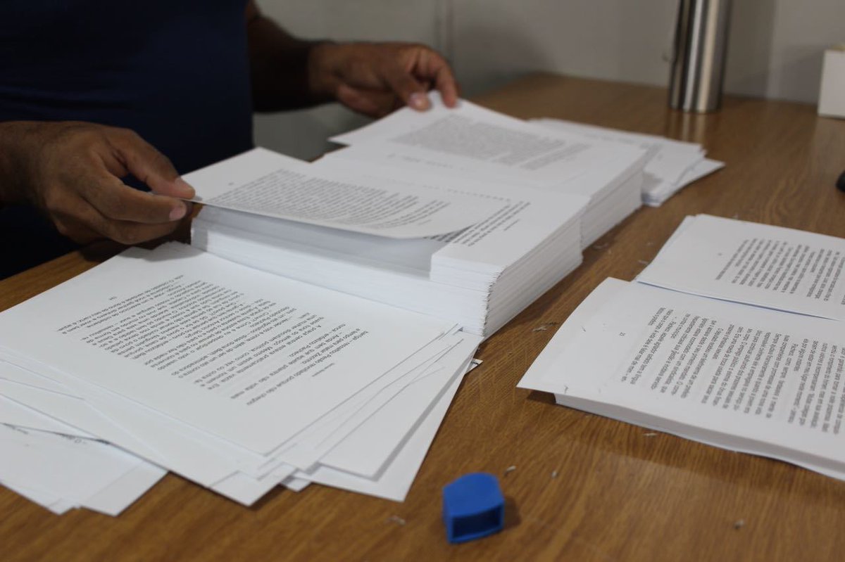 imprensaal's tweet photo. Montando os livros da nossa editora manualmente lá na nossa gráfica. ❤ #imprensaoficialal #autoresalagoanos #editora #gráfica #livros https://t.co/4Pn7OJs8UX