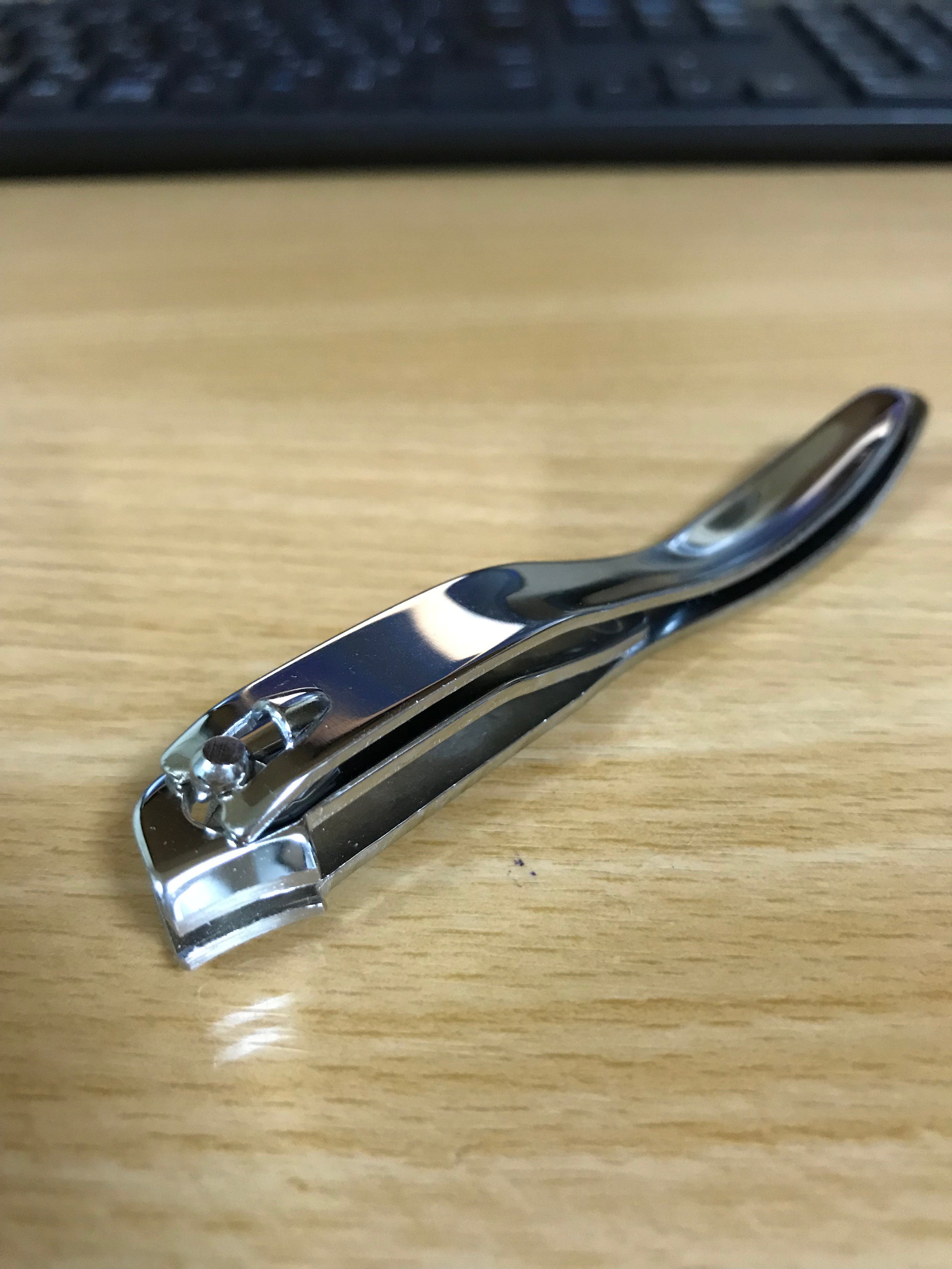 ぴんふ 先日の爪切り動画に ペットショップの店員さんから セキセイなどの小鳥には 斜め刃 横刃タイプの爪切り が使いやすいとコメント頂きました 100均でも買えるとのことで さっそく購入 うめの爪を切ってみました 使ってビックリ 今まで使った物