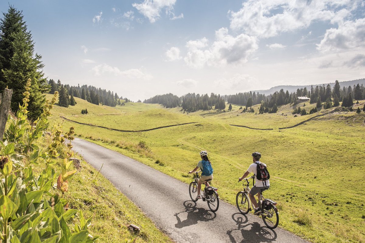 #News: the new “Route Verte” is open! You can now pedal from #Schaffhausen to #Geneva in 7 stages through all 6 #RegionalNatureParks in the #Jura &amp; make surprising discoveries along the way: bit.ly/2rRXqkg
