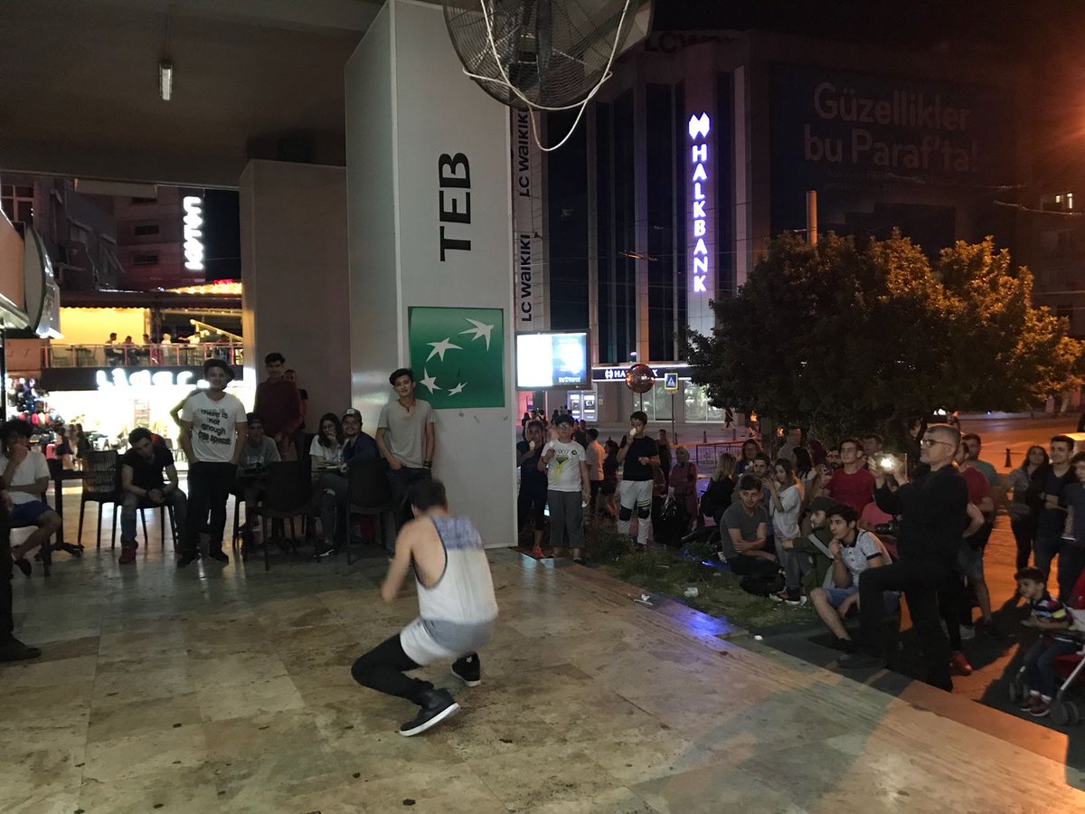 HaberMaki's tweet photo. Antalya'da sokak dansçılarına yoğun ilgi

Antalya Kapalıyol'da akşam saatlerinde break dans gösterisi yapan grup çevredekilerin ilgisini çekti. Yol kenarında gerçekleşen gösteri kısa sürede kalabalık bir izleyici kitlesi oluşturdu. https://t.co/ZiNUwzuCkt