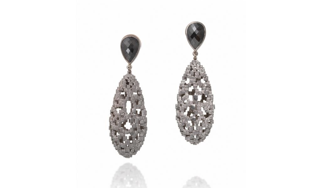 Getting married and looking for unique jewellery? Find contemporary wedding jewellery inspiration from some of the most skilled designer makers in the UK on our Pinterest page. ⠀> buff.ly/2tOLqni

Image: <a href="/JoHayesWard/">Jo Hayes Ward</a>