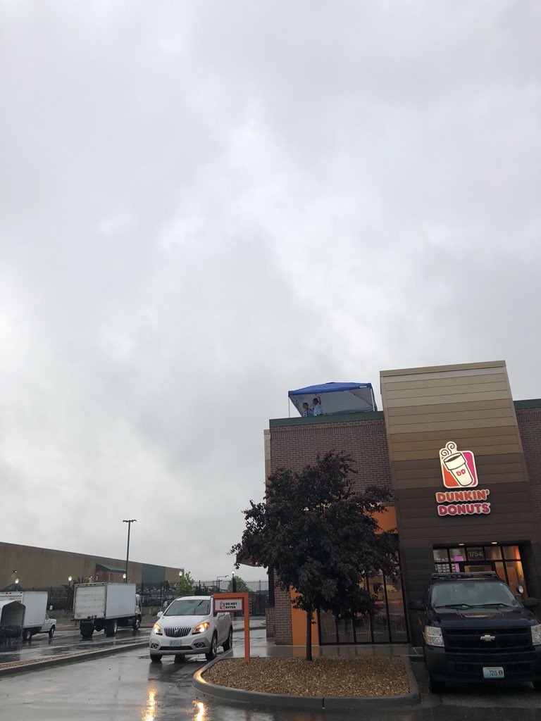 nafeesrehmat's tweet photo. Nothing is going to stop #CopOnaRooftop @RichmondHghtsMO @RHPoliceDeptMo #STLDonuts https://t.co/m3iat6hLAa