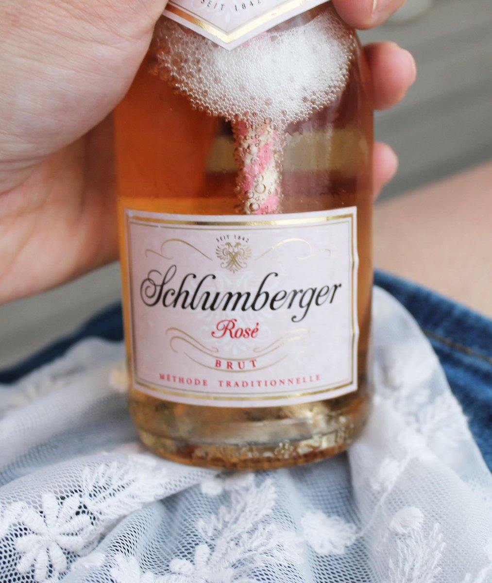 Bubbles &amp; Lace. Spring is in the air! 
#schlumbergersekt #schlumbergerrose #rosé #roséallday #instawine #austrianwine #vienna #madeinvienna #bubbles #bubbly #lace #springishere #springisintheair #schlumberger #sekt
