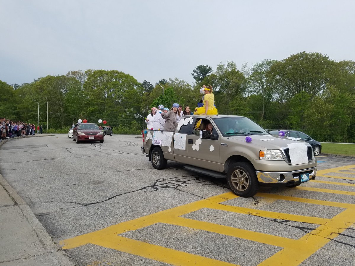 BMRgoCHARGERS's tweet photo. Senior parade was excellent. Congrats seniors! https://t.co/iGGuz9t9Dy