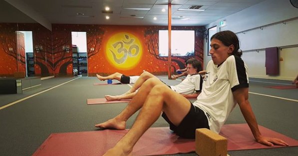 team2Hfd's tweet photo. Hot Fusion Yoga
 
@yoga_tree_perth 

38 degrees sweat sesh! 💦🧘🏻‍♂️

A fusion of Hot #yoga and #Vinyasa energises the players making them feel invigorated

A set sequence combining yoga postures synchronised with a challenging core workout designed to add some 🔥
 #2Hfd 💛🖤 https://t.co/norzzyQtYF