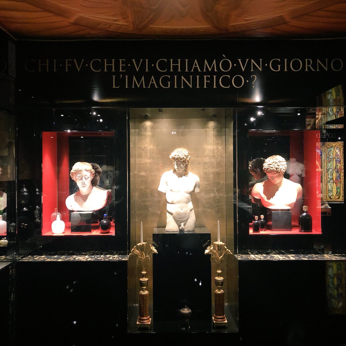 "Chi fu che vi chiamò un giorno l'immaginifico?" Una mostra che profuma di eterno. Complimenti a #pierluigipizzi per il sublime lavoro.
#ilvittorialedegliitaliani #giordanobrunoguerri #profumo #dannunzio #gabrieledannunzio