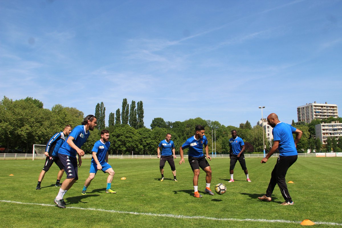 fcchartres's tweet photo. Retour en images de l'entraînement d'hier après-midi en présence du KOP @RedCenter2017.

#AllezChartres #TeamChartres https://t.co/tJ7ABKU8oo