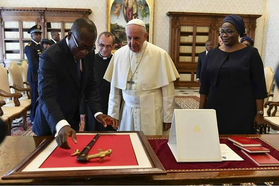 leminceart's tweet photo. SEM #PatriceTalon @PresidenceBenin offre un présent au #Pape. Une #recade qui est un symbole de royauté dans la #culture #fon. https://t.co/2FIPmRABja