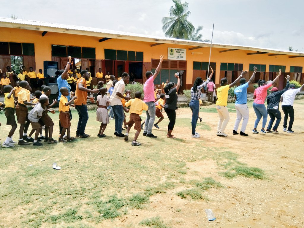 akyherb's tweet photo. Kids and volunteers doing the #AkwaabaChallenge at our #ADayWithKids https://t.co/3k7EuIRylb @mreazi @PAPPYKOJO