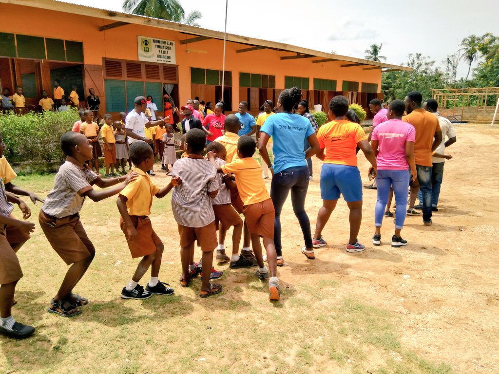 akyherb's tweet photo. Kids and volunteers doing the #AkwaabaChallenge at our #ADayWithKids https://t.co/3k7EuIRylb @mreazi @PAPPYKOJO
