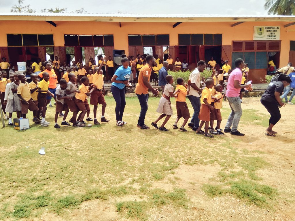 akyherb's tweet photo. Kids and volunteers doing the #AkwaabaChallenge at our #ADayWithKids https://t.co/3k7EuIRylb @mreazi @PAPPYKOJO