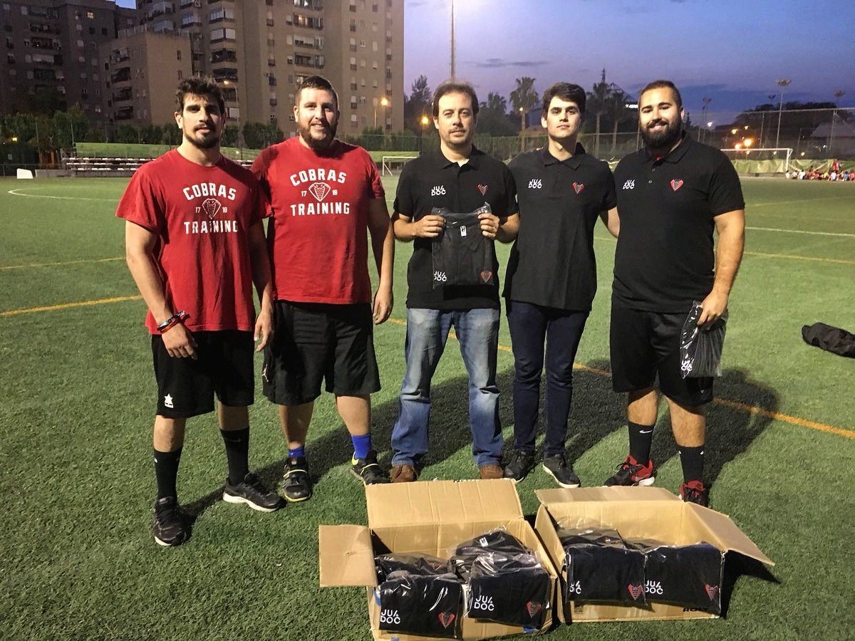 judocUMU's tweet photo. El mejor equipo de Football Americano 🏈 de toda la región mañana hace historia,  jugarán la semifinal nacional y además están invictos 👏

Les hemos proporcionado unos polos nuevos para que los usen en sus mejores momentos 👔

#murciacobras #judoc #murcia #UMU https://t.co/EdVdBYf1Fs