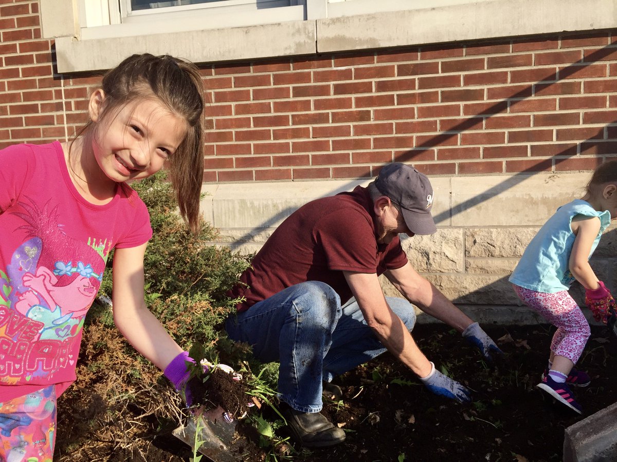 PorterElemSCSD's tweet photo. Porter's annual school grounds cleanup, school beautification and green project Thursday evening. @SyracuseSchools #edgrant #scsdenvironmentallyconscious https://t.co/hgLNxmc31n