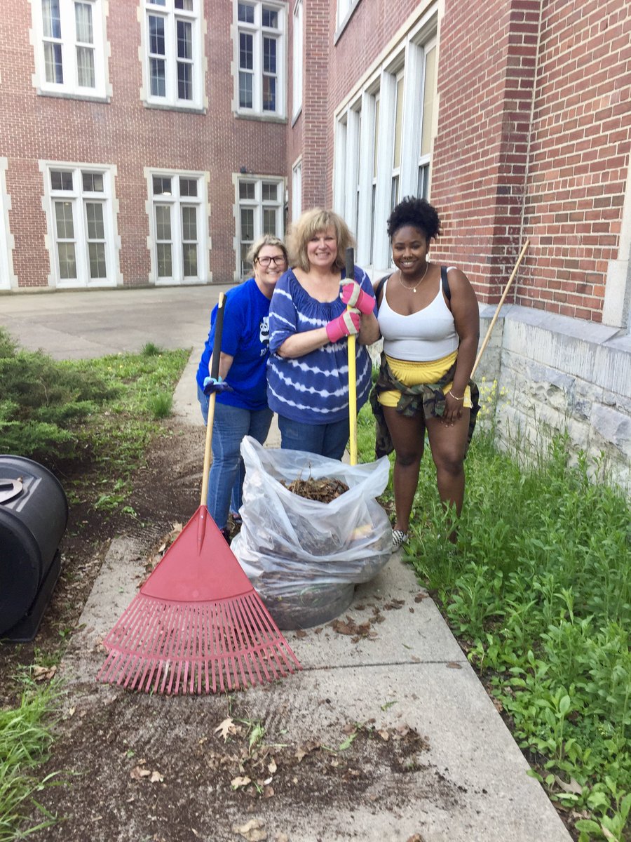 PorterElemSCSD's tweet photo. Porter's annual school grounds cleanup, school beautification and green project Thursday evening. @SyracuseSchools #edgrant #scsdenvironmentallyconscious https://t.co/hgLNxmc31n
