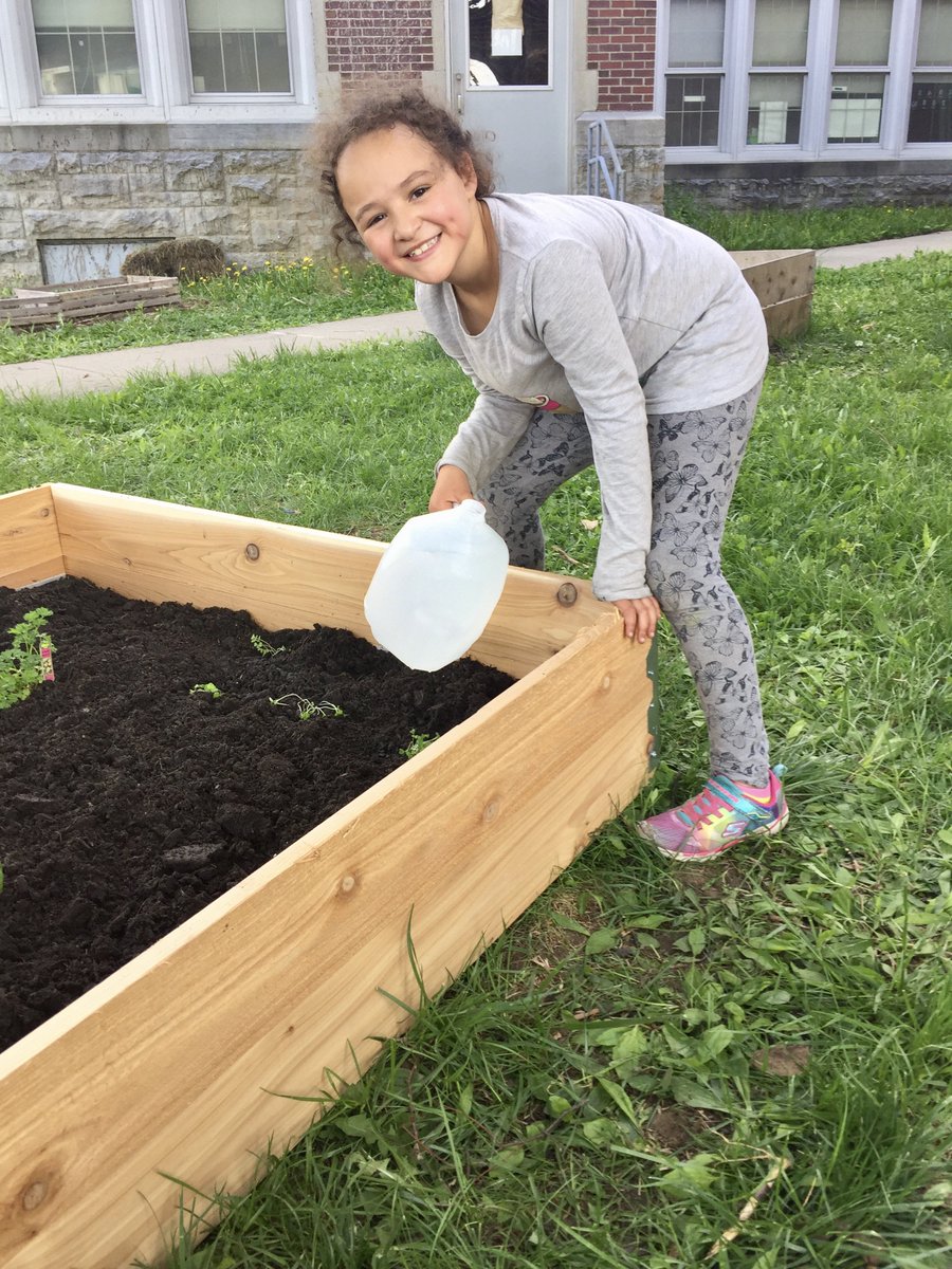 PorterElemSCSD's tweet photo. Porter's annual school grounds cleanup, school beautification and green project Thursday evening. @SyracuseSchools #edgrant #scsdenvironmentallyconscious https://t.co/hgLNxmc31n
