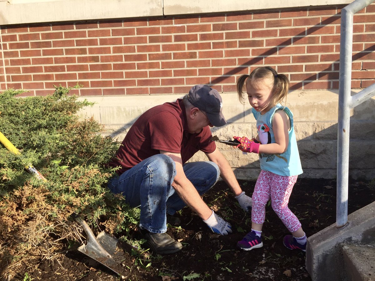 PorterElemSCSD's tweet photo. Greening up of Porter Elementary! @SyracuseSchools #edgrant #portercares https://t.co/xdv49PzGOv