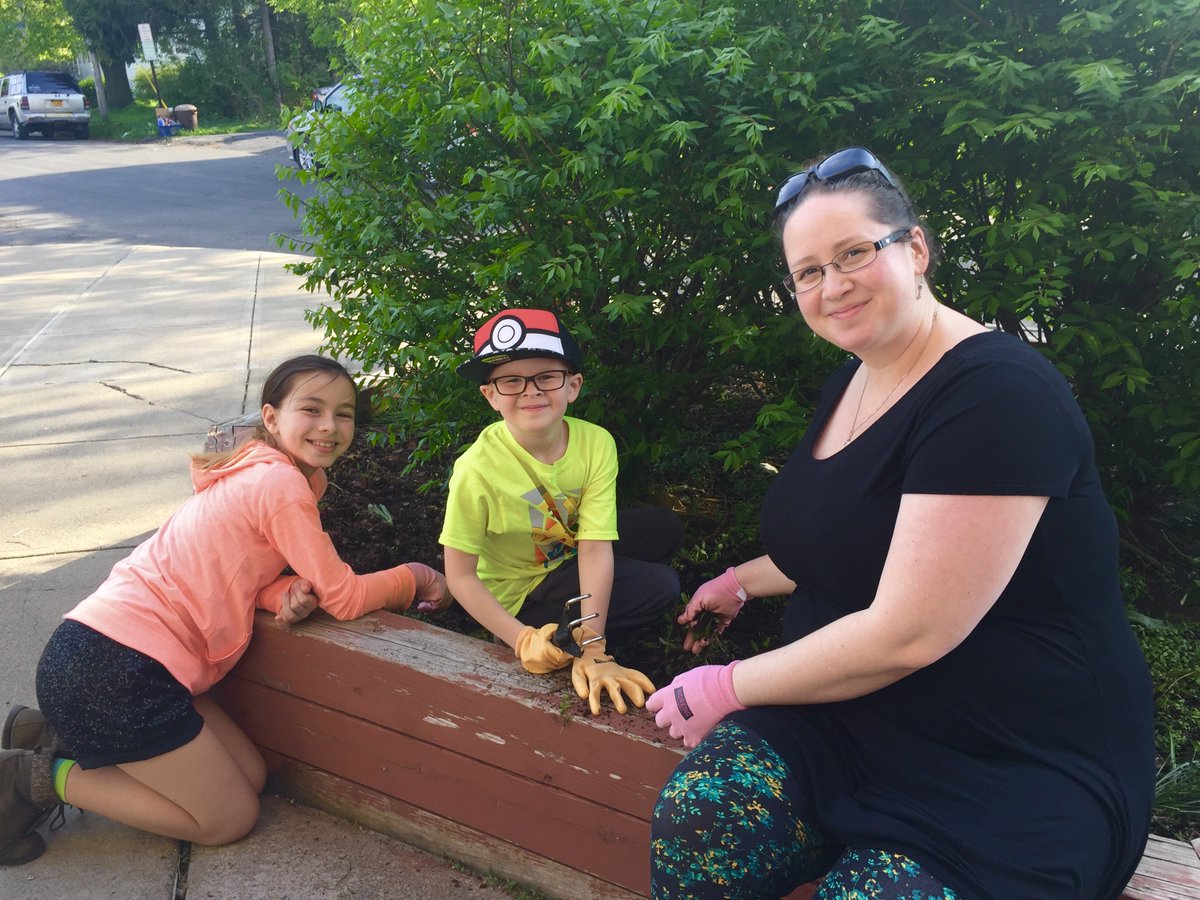 PorterElemSCSD's tweet photo. Greening up of Porter Elementary! @SyracuseSchools #edgrant #portercares https://t.co/xdv49PzGOv
