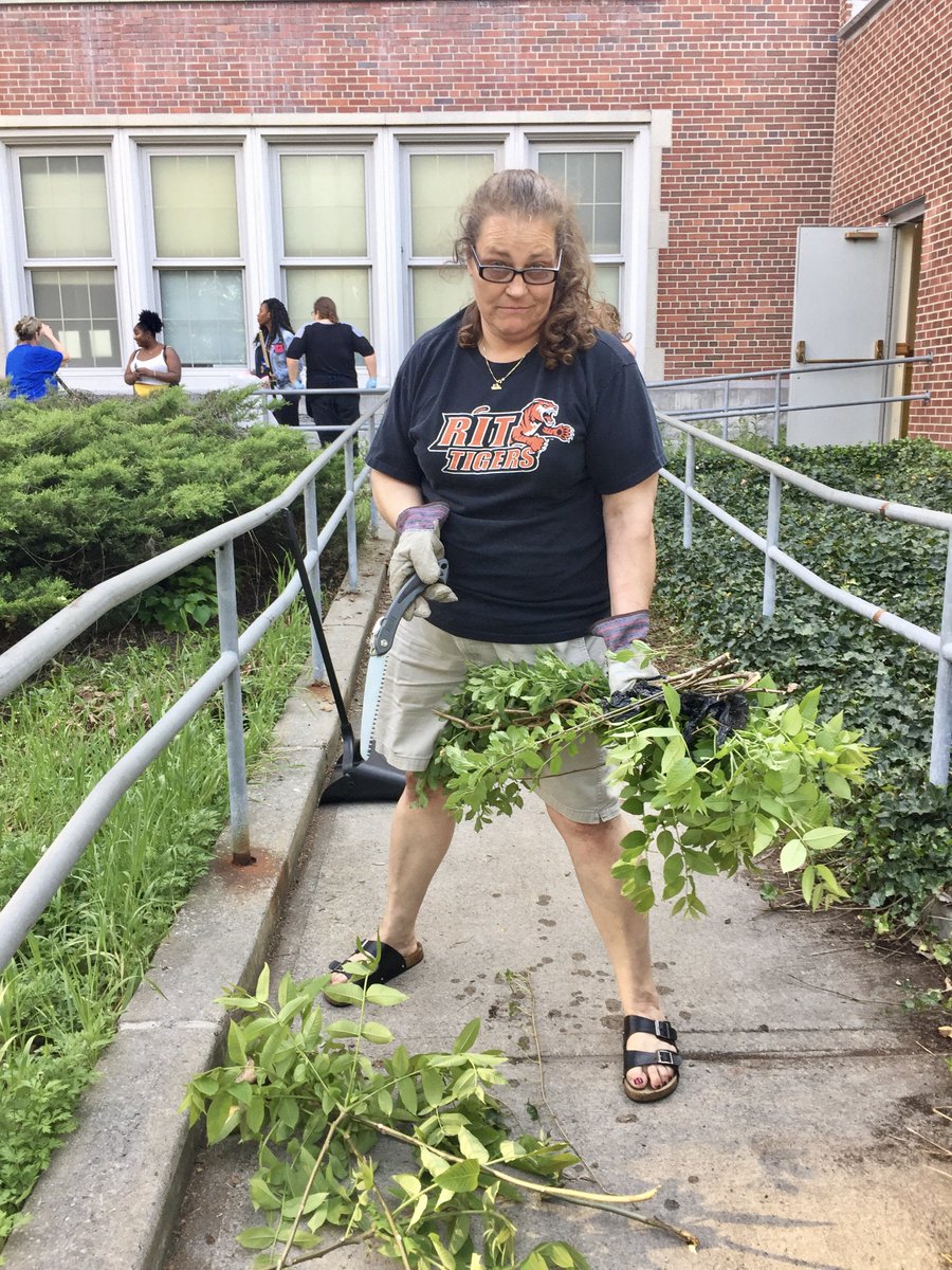 PorterElemSCSD's tweet photo. Greening up of Porter Elementary! @SyracuseSchools #edgrant #portercares https://t.co/xdv49PzGOv