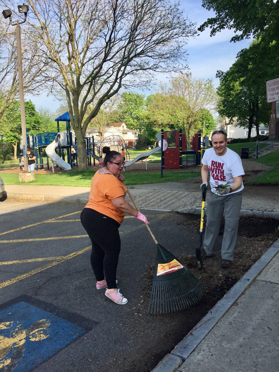 PorterElemSCSD's tweet photo. Greening up of Porter Elementary! @SyracuseSchools #edgrant #portercares https://t.co/xdv49PzGOv