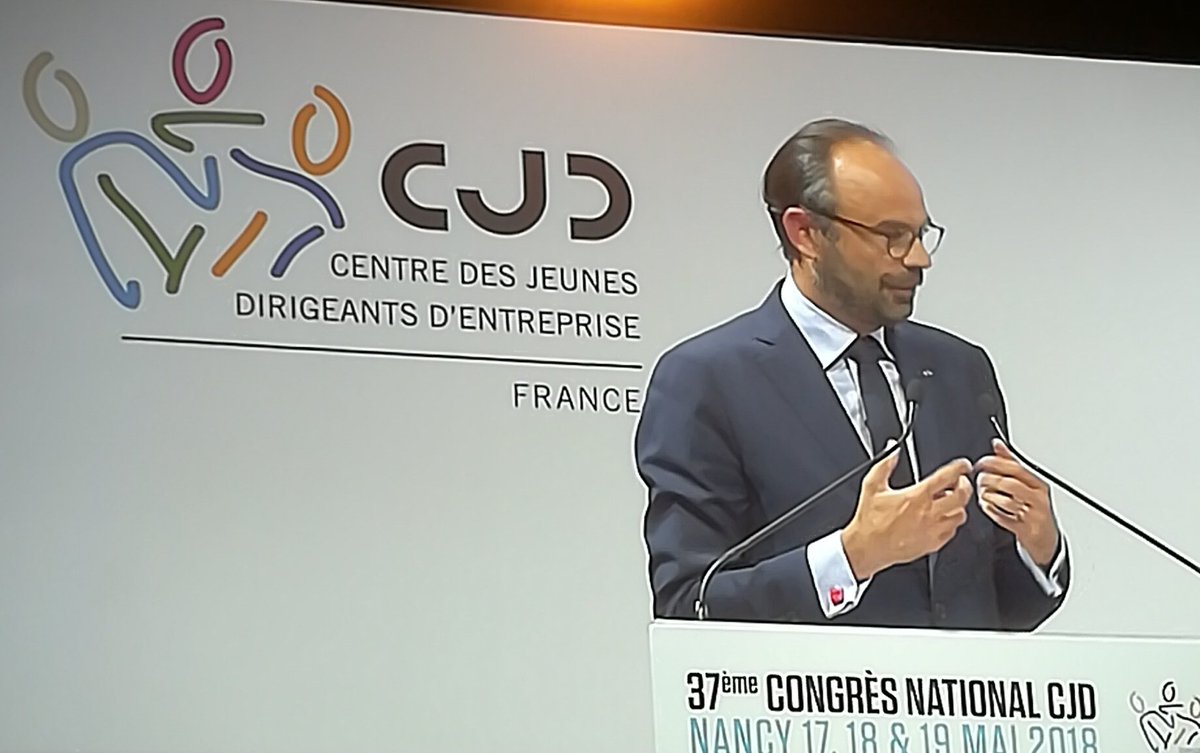 facilegoFR's tweet photo. 🚀 le premier ministre @EPhilippePM intervient au congrès des jeunes dirigeants et même s'il a gardé la cravate 😏 il porte des boutons de manchette #LEGO
#HeRocks https://t.co/nTi7WLVqwE