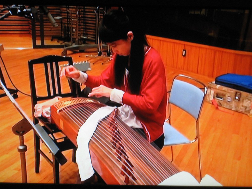 本作の琴の演奏を担当したのは姜小青さん。古筝は残響が大きすぎるので