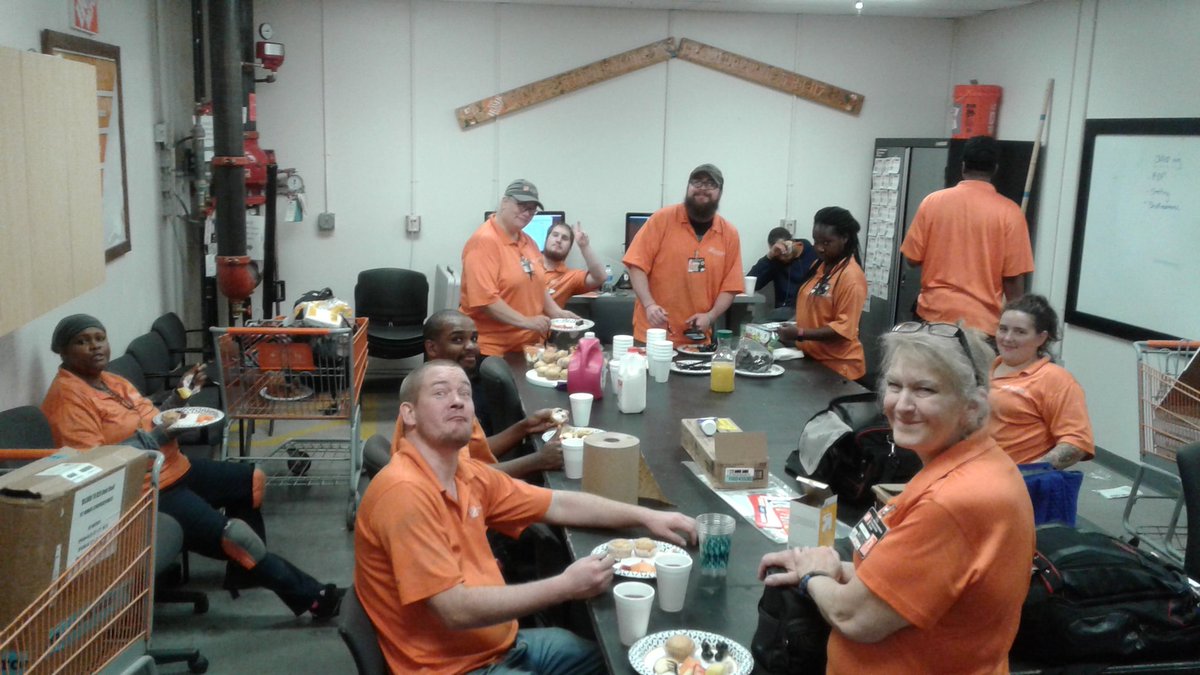 Fresh fruit friday! thank you day and night teams for all your hard work!  #FruityFriday #bananarama  #oneteamonemission <a href="/BLambert1414/">BLamb</a> @Christo55863820  @JPowellTHD <a href="/LewisHom/">Jimmy Lewis</a>