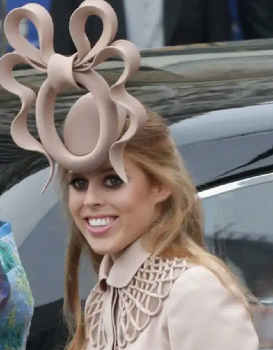 Cappello sì o cappello no per il #RoyalWedding ? Questo non è niente male 😂. A <a href="/siamonoitv2000/">Siamo Noi</a> canale 28 #Tv2000 #RoyalWedding2018