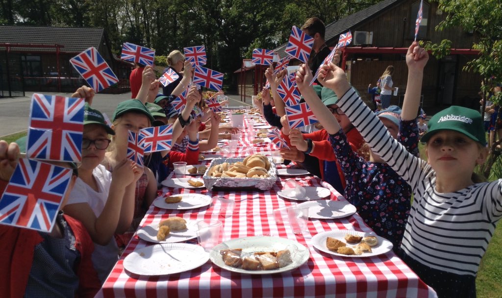 MBentley60's tweet photo. A great street party on the orchard today! https://t.co/RinCfd8zuu