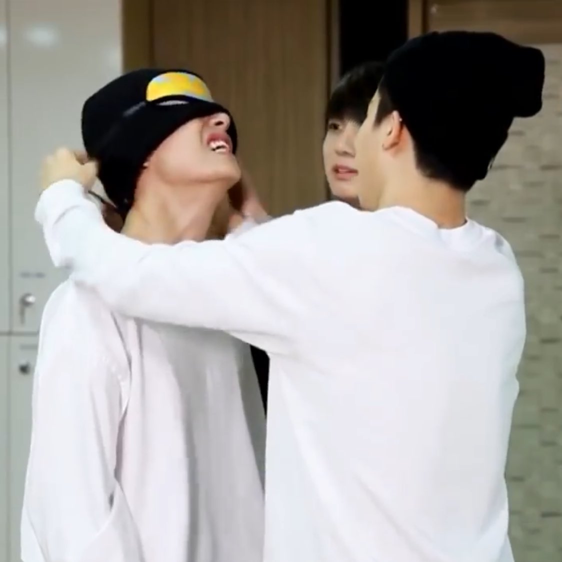 Jungkook has always been caredul when it comes to Taehyung! And yes, even when he’s just blindfolding Taehyung, he still needs to be tender & soft to his baby! #vkook  #kookv #taekook #iVoteBTSBBMAs  @BTS_twt