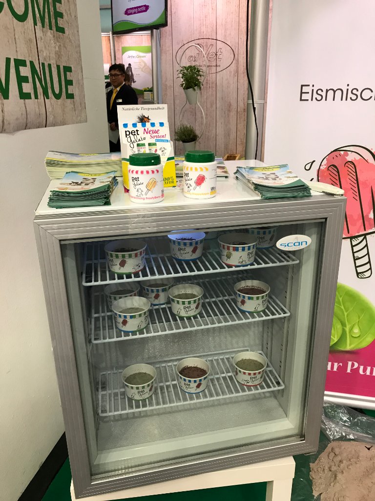 goodnewsforpets's tweet photo. Since we're headed into the weekend, and hoping for sunny weather, we're sharing a cool summertime setup from @Interzoo_fair. #cdVet from Germany displayed #PetGelato in five different varieties in a powder form that can be easily turned into cooling ice cream. #Interzoo2018 https://t.co/YTuDKnQqpy