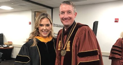 UTexasMcCombs's tweet image. Yes, that's Texas McCombs Dean @JCHartzell live tweeting from @UTexasBBA commencement! #DeanAwesome #UTGrad18 #McCombs18