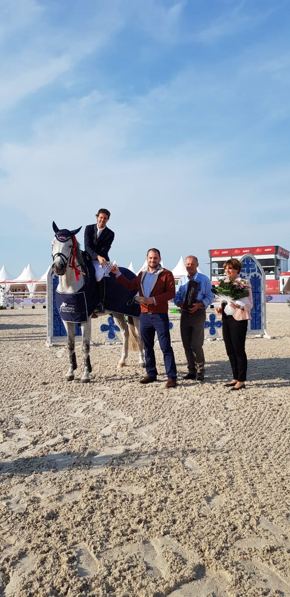 Remise du Prix J’aime Bourg à #jumpingbourg par Patrick Burdeyron. Merci à l’organisation pour ce bon moment. Et félicitations au vainqueur Caio Carvalho!!!