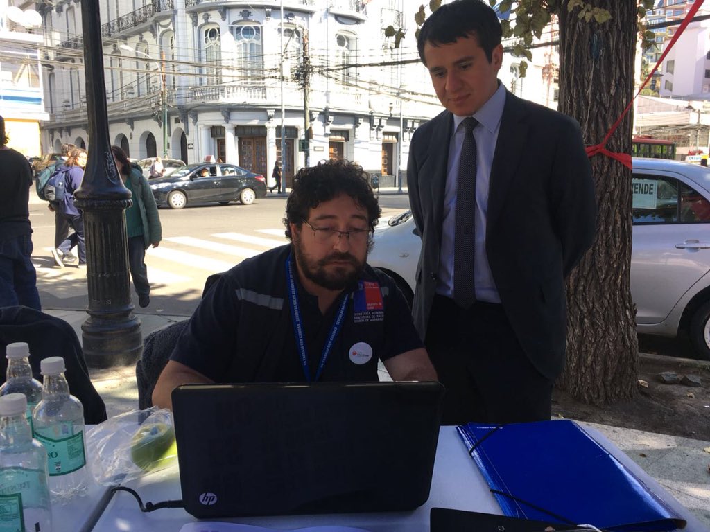SaludSsrv's tweet photo. Junto a las organizaciones que integran el Consejo Regional de Prevención de VIH SIDA, iniciando las actividades de conmemoración de #CandleLight en la plaza Victoria de Valparaíso @ministeriosalud @IntendenciaV @fvalvare https://t.co/FR4Uxt8gjr
