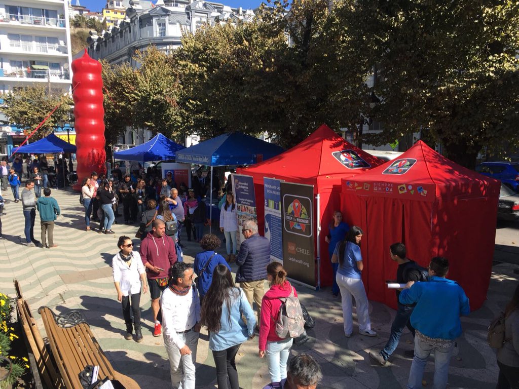 SaludSsrv's tweet photo. Junto a las organizaciones que integran el Consejo Regional de Prevención de VIH SIDA, iniciando las actividades de conmemoración de #CandleLight en la plaza Victoria de Valparaíso @ministeriosalud @IntendenciaV @fvalvare https://t.co/FR4Uxt8gjr