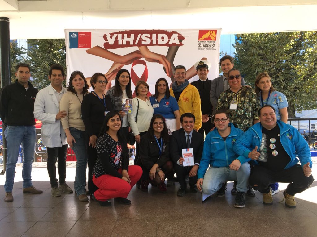 SaludSsrv's tweet photo. Junto a las organizaciones que integran el Consejo Regional de Prevención de VIH SIDA, iniciando las actividades de conmemoración de #CandleLight en la plaza Victoria de Valparaíso @ministeriosalud @IntendenciaV @fvalvare https://t.co/FR4Uxt8gjr