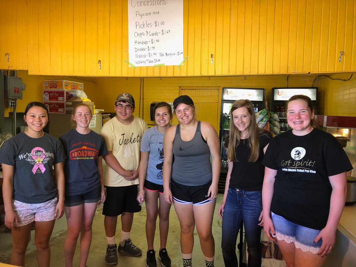 ShariRobert's tweet photo. Best of the best running the concession stand today!!!! Good luck Jackets at regional track! 🐝 @FredoniaJackets @FredoniaJSHS https://t.co/RAZ1VjjB1H