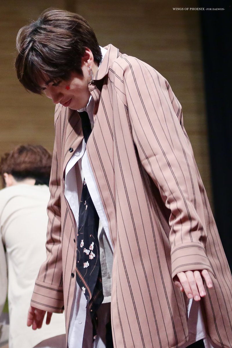 wop_317's tweet photo. 180506 팬사인회

#유앤비 #UNB #대원 #DAEWON https://t.co/BrO849JONc