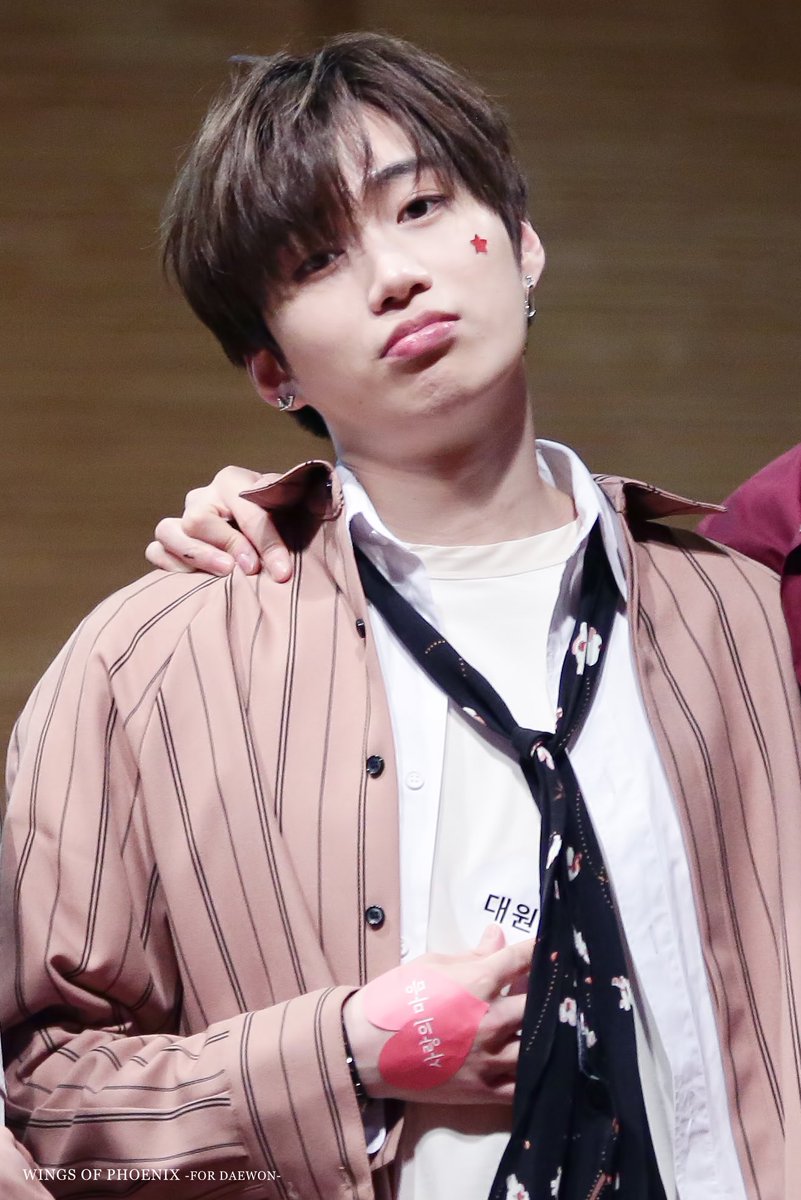 wop_317's tweet photo. 180506 팬사인회

#유앤비 #UNB #대원 #DAEWON https://t.co/BrO849JONc